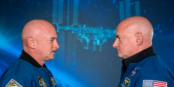 Scott și Mark Kelly Foto NASA jpg
