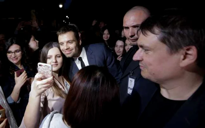 Sebastian Stan pozează pentru un selfie cu o admiratoare. În dreapta imaginii, regizorul Cristian Mungiu. Foto INQUAM PHOTOS / George Calin