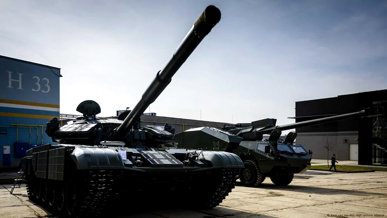 Un tanc T-72 și un obuzier DITA de producție cehă