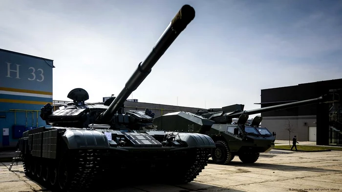 Un tanc T-72 și un obuzier DITA de producție cehă