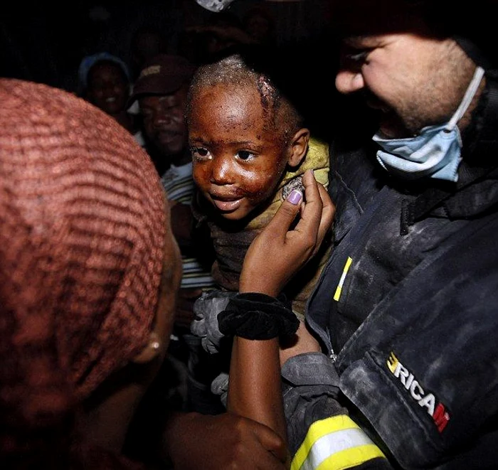 Moment unic: separaţi de natura dezlănţuită, după două zile de chin, Daphnee şi Redjeson sunt din nou împreună (foto: Associated Press)