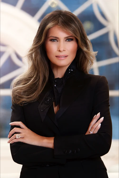 Pentru fotografiile oficiale din campania soţului, Melania a ales să poarte primul ei inel de logodnă ce valorează aproape 5 milioane $