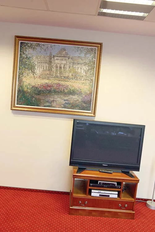 Pe un perete tronează  un televizor la care  primarul urmărea ştiri