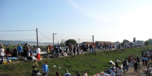 Comercianţii nu îşi vor mai putea vinde marfa pe digul râului Mureş