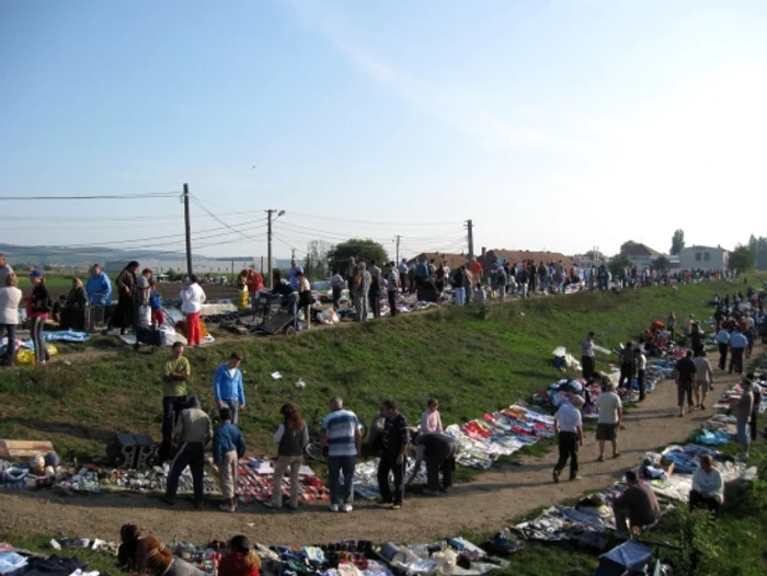 Comercianţii nu îşi vor mai putea vinde marfa pe digul râului Mureş 