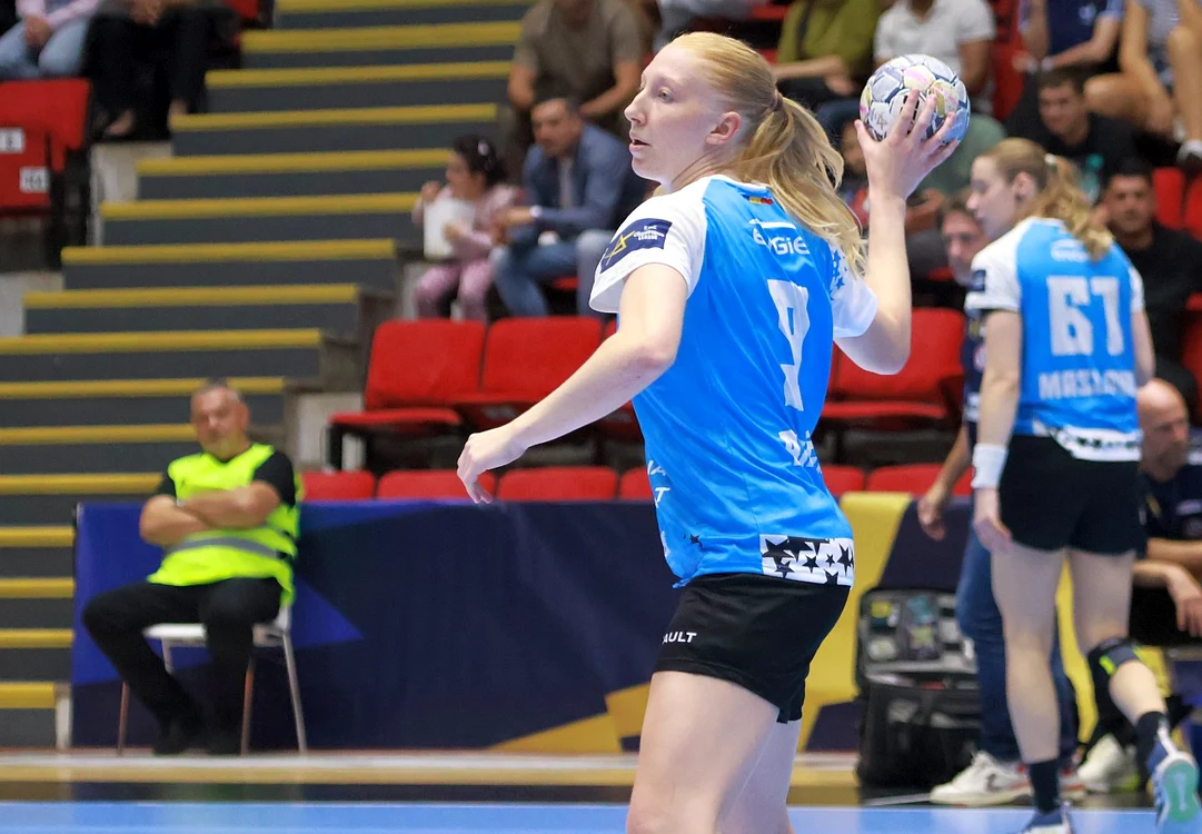 Tyra Axner a marcat 5 goluri în poarta echipei pe care o antrenează tatăl ei!