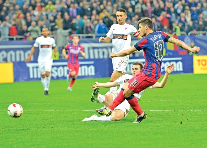 Tănase a înscris golul de 4-1, după acţiunea lui Adi Popa (fotografii: răzvan păsărică/mediafax)