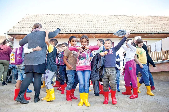 Copiii din judeţul Arad au primit cizme colorate