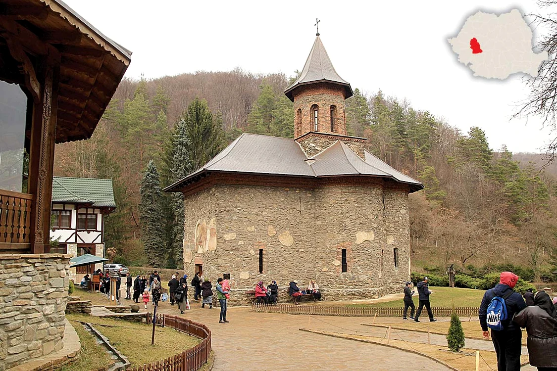 Mănăstirea Prislop. Mormântul lui Arsenie Boca, loc de rugăciune