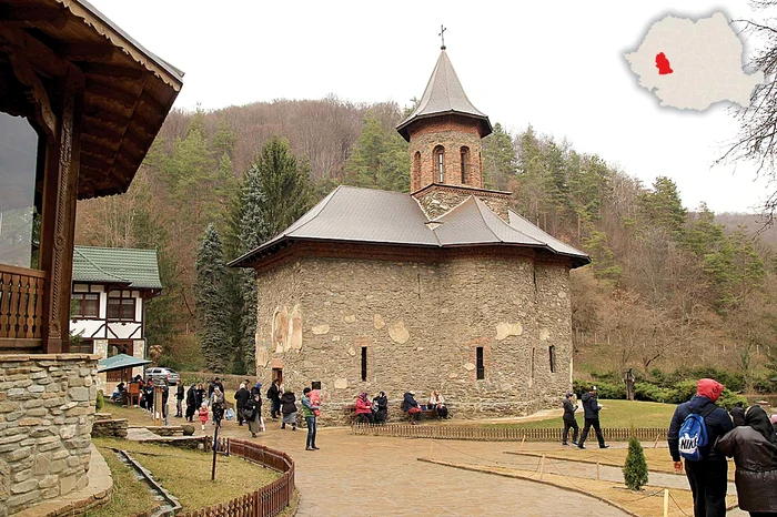 Mănăstirea Prislop. Mormântul lui Arsenie Boca, loc de rugăciune