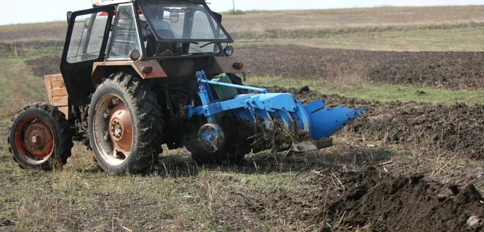 Lucrările de toamnă se desfăşoară cu dificultate Foto: Adevărul