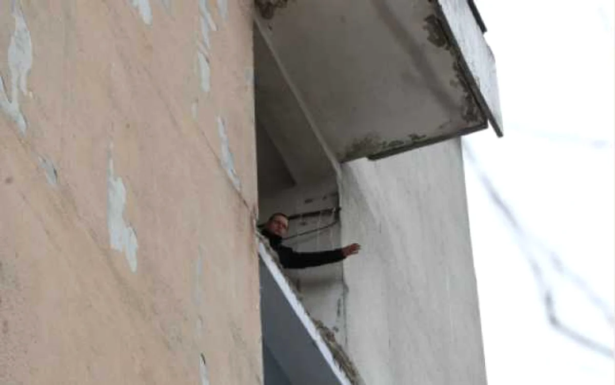 Oricine poate cădea din locul unde au fost tăiate rămăşiţele balconului prăbuşit de la etajul 6, pe strada Coca 18 din Chişinău Foto: Tudor Iovu