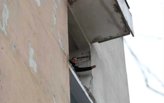 Oricine poate cădea din locul unde au fost tăiate rămăşiţele balconului prăbuşit de la etajul 6, pe strada Coca 18 din Chişinău Foto: Tudor Iovu