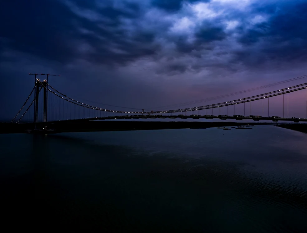 Imagine nocturnă cu podul suspendat peste Dunăre. FOTO: Radu Aramă