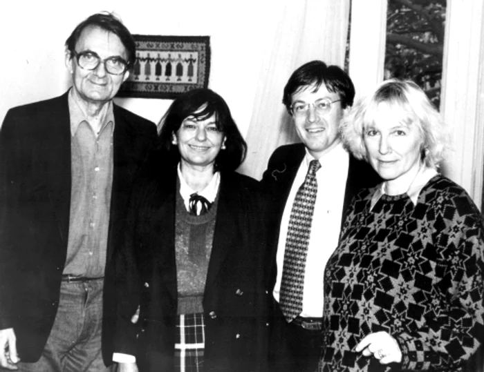 Romulus Rusan (primul din stânga), alături de soția sa, Ana Blandiana și câțiva dintre prietenii lor de sufletfoto: www.memorialsighet.ro
