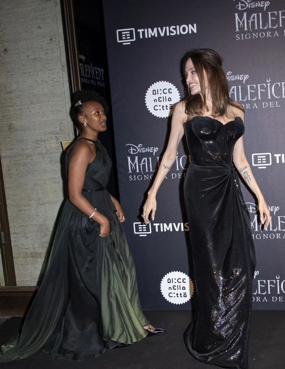 Zahara a purtat bijuteriile create de ea, la lansările filmului „Maleficent: Mistress of Evil”