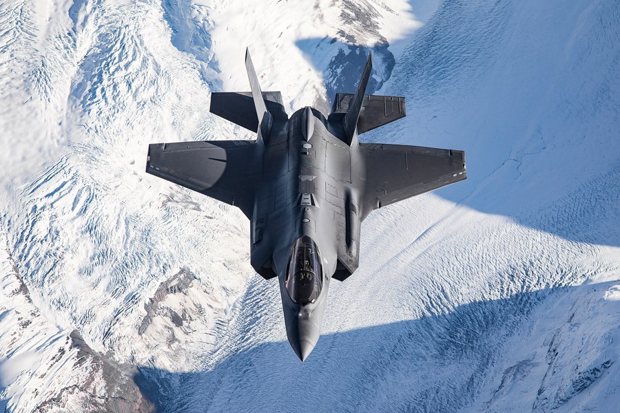 Achiziționarea celor 32 de avioane F-35, mai aproape de realizare. Proiectul de lege a trecut de Senat