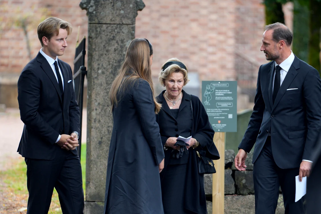 Regele Haakon, Prințesa Ingrid Alexandra, Regina Sonja și Prințul Sverre Magnus în Biserica Asker, Profimedia (2) jpg