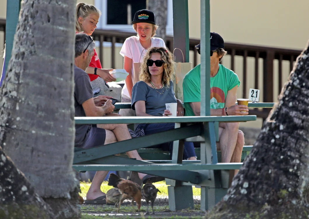Julia Roberts își savurează cafeaua împreună cu soțul ei în Hawaii
