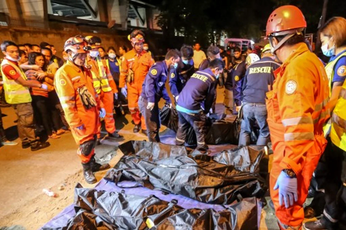 
    Echipele de intervenție recuperează trupurile celor uciși în explozieFoto AFP  