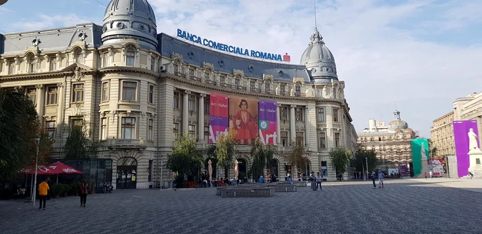 
    Ediția a VI-a a manifestării Art Safari este găzduită de Palatul Oscar Maugsch BCR din Piața Universității în perioada 27 septembrie - 6 octombrieFoto: Gabriel Peneș  