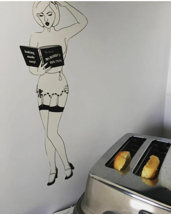 Felix are şi în dormitor, dar şi în buctărie, câte o femeie sexy