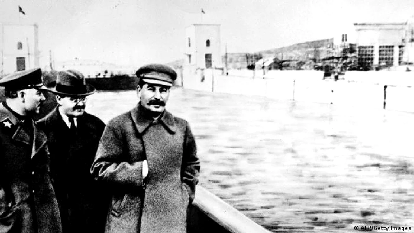 Stalin şi Molotov (centru), la una din primele construcţii ridicate prin munca forţată a celor condamnaţi la Gulag