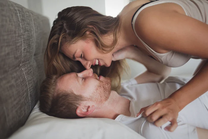 Romantismul și pasiunea sunt cele două lucruri care țin flacăra iubirii aprinsefoto: 123RF