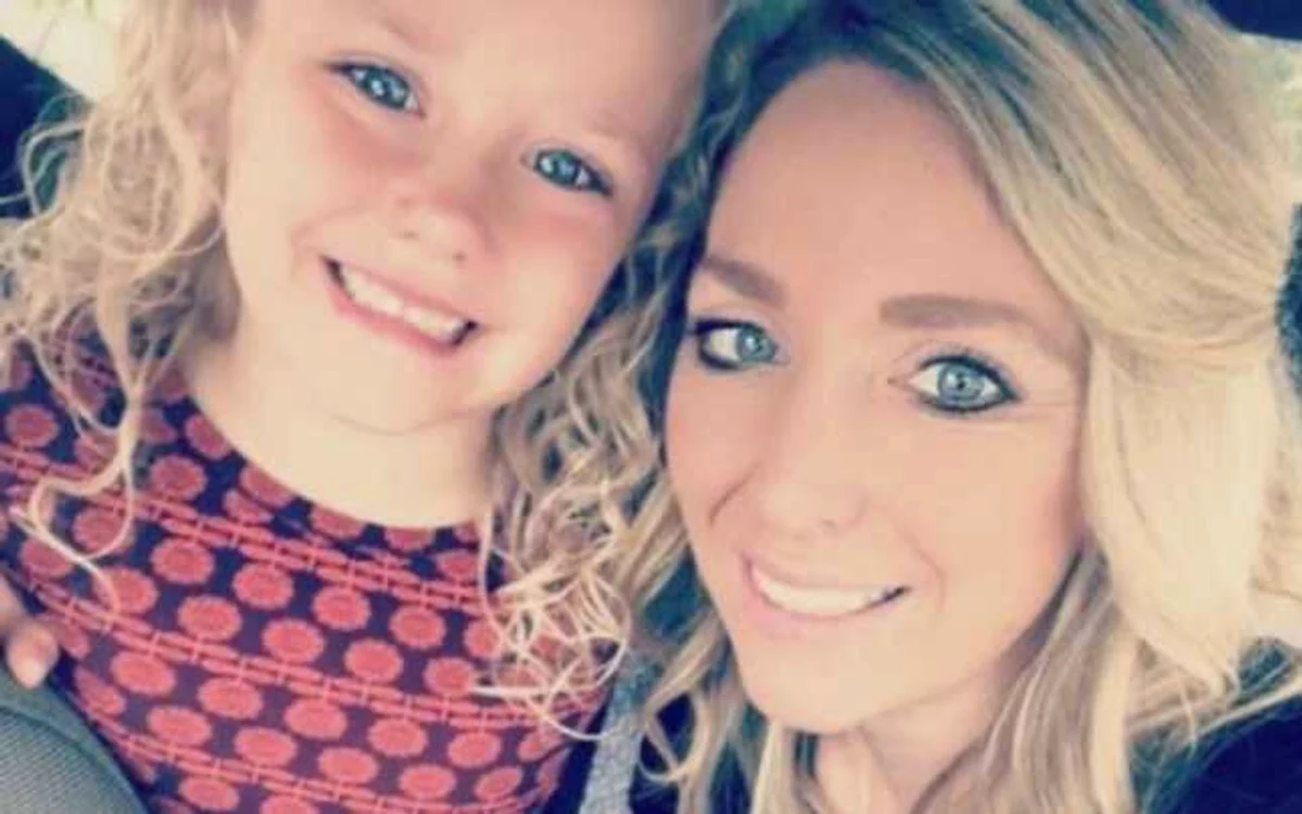 Abcde şi mama ei, Traci Redford. Abcde are cinci ani şi e una dintre cele 328 de persoane din SUA cu acest nume