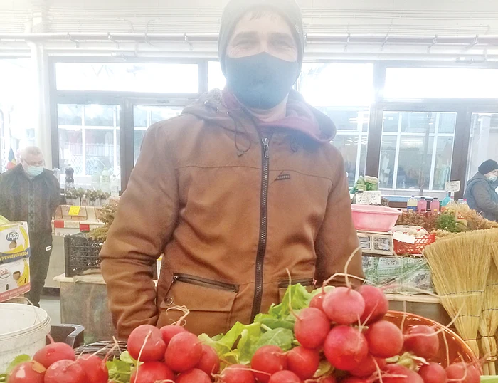 În Piaţa Orizont din Călăraşi, legumicultorii vând ridichile cu 2 lei legăturaFotografii: adevarul.ro