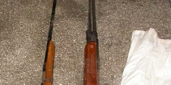 Oradea: Arme letală și armă cu aer comprimat, găsite acasă la un orădean