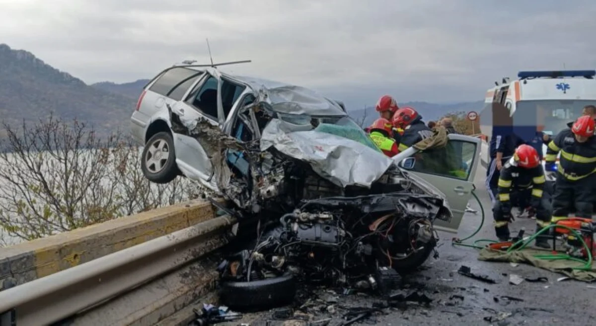 Momentul în care o mașină, în care se află o femeie și doi copii, e proiectată în parapet după impactul cu un TIR, în Mehedinţi