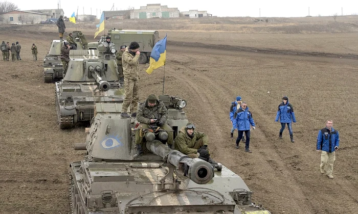 Tancuri ucrainene în regiunea Donbas, sub supravegherea unei misiuni OSCE, în anul 2015 (© OSCE)