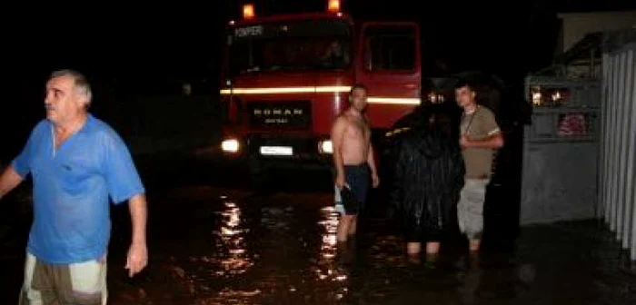 Hunedoara: Dealul prăvălit peste calea ferată a blocat circulaţia trenurilor