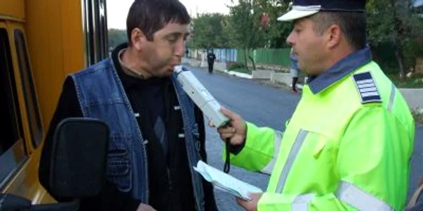 Şoferii de pe microbuzele cu elevi au suflat în fiolă la primele ore ale dimineţii