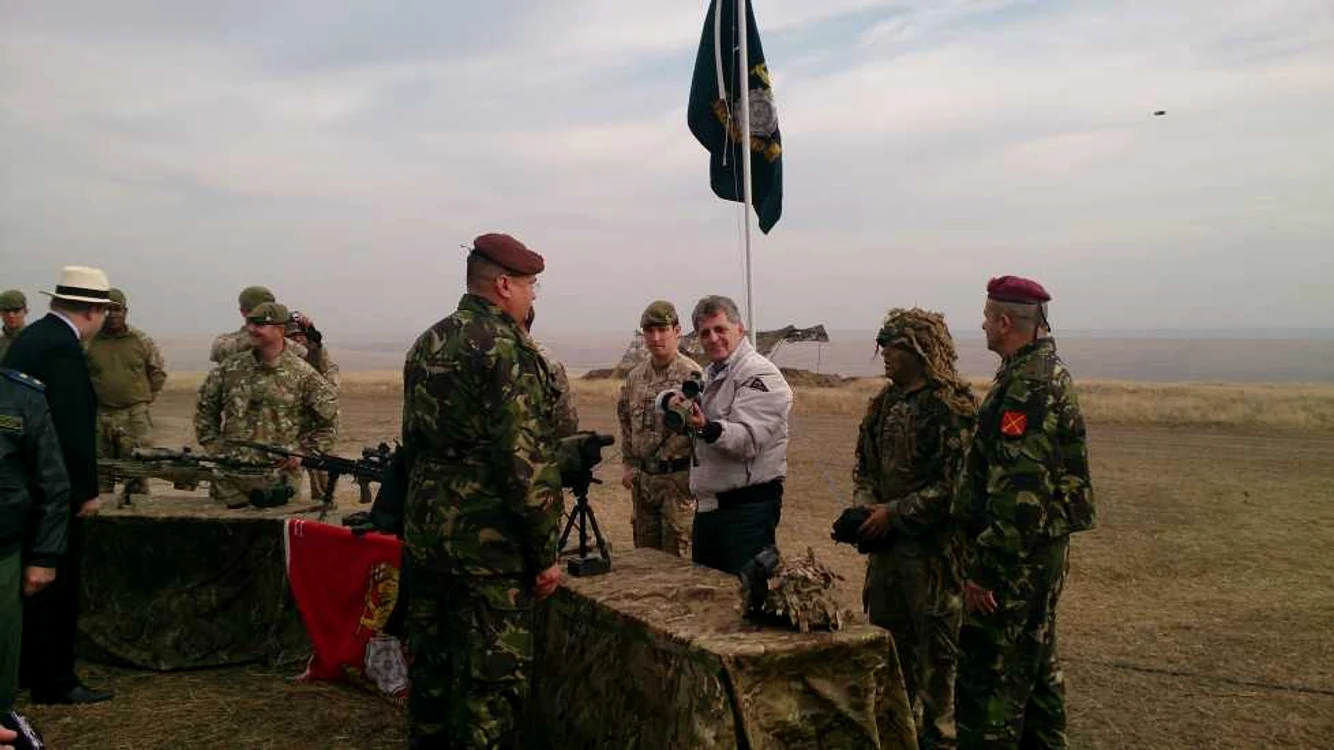 Ministrul Mircea Duşa a ţinut să testeze personal anumite arme. Foto: Oana Cernat