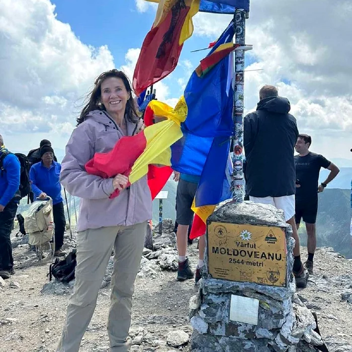 Carmen Iohannis pe Varful Moldoveanu   Facebook jpg