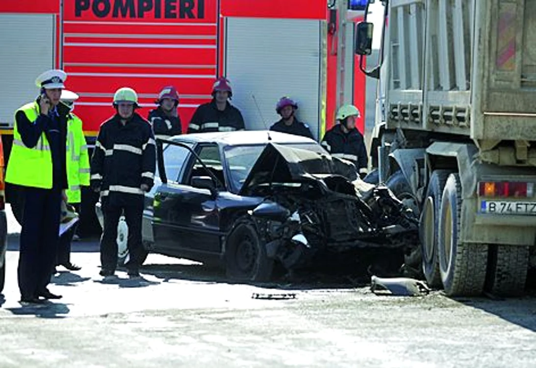 
    Un bărbat s-a izbit cu viteză într-un camion  