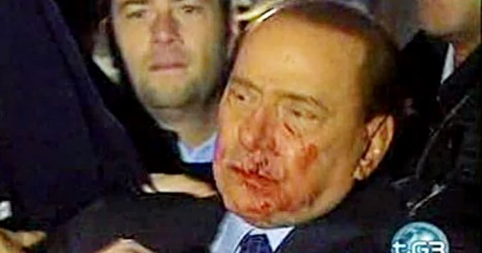 Silvio Berlusconi, doborât de un pumn