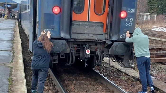Pasagerii au împins locomotiva defectă Foto: clubferoviar.ro