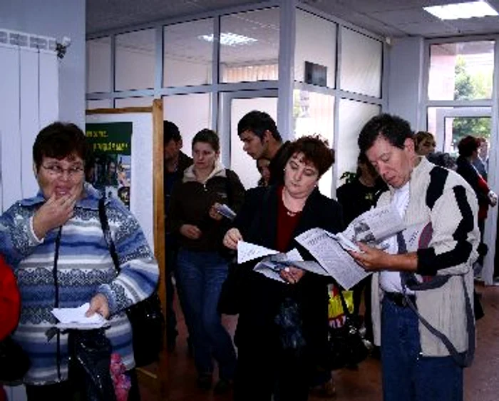 Cel puţin 15.000 de români vor rămâne fără un loc de muncă până la finalul anului