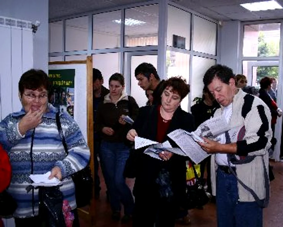 Cel puţin 15.000 de români vor rămâne fără un loc de muncă până la finalul anului