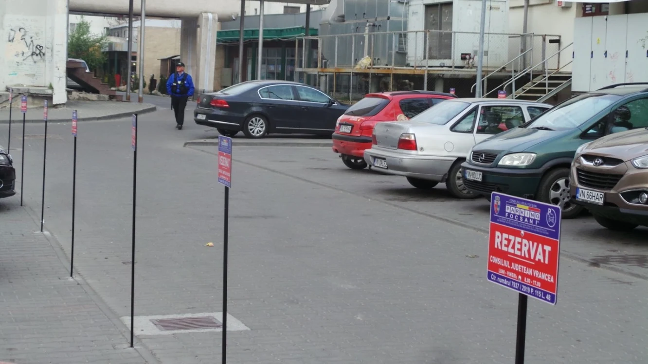 Parcarea de la Ateneul Popular, rezervată CJ