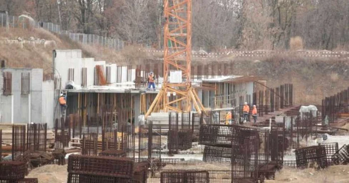 Lucrările la Adora Mall sunt abia la început. Foto: Victor C. Boldîr