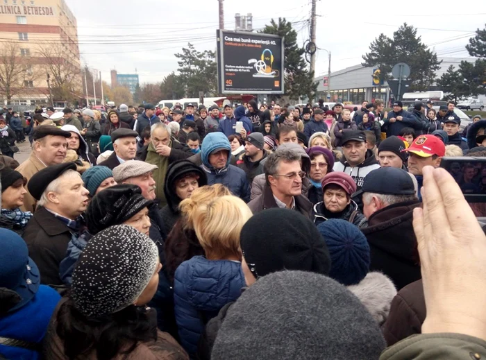 Sute de comercianţi au ieşit în stradă să protesteze împotriva închiderii Bazarului Suceava. FOTO Dănuţ Zuzeac