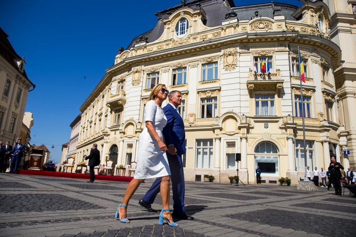 Carmen și Klaus Iohannis pe stradă