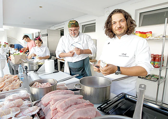 
    Zbirul de la TV este mieluşel cu Mia în braţe. Ava Elisabeta seamănă leit cu celebrul ei tată  