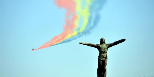 Ceremonie militară cu ocazia Zilei Aviaţiei Române şi a Forţelor Aeriene la Monumentul Eroilor Aerului în Bucureşti FOTO Mediafax