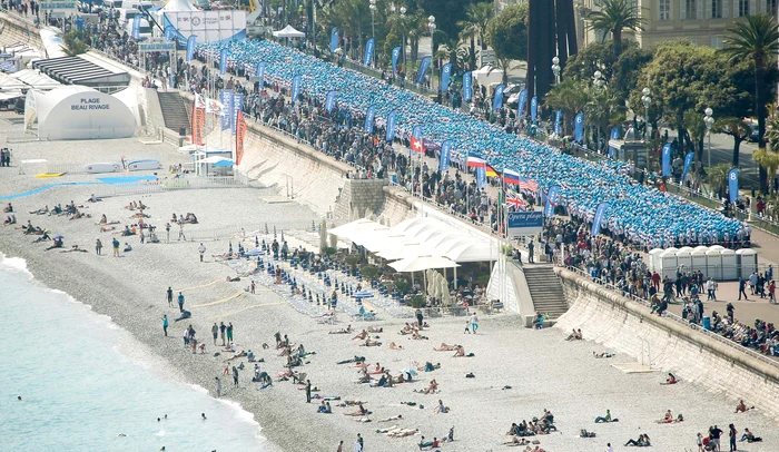 Cei 6.400 de chinezi au ajuns joi în Franţa, iar duminică au plecatFoto: AFP, AP