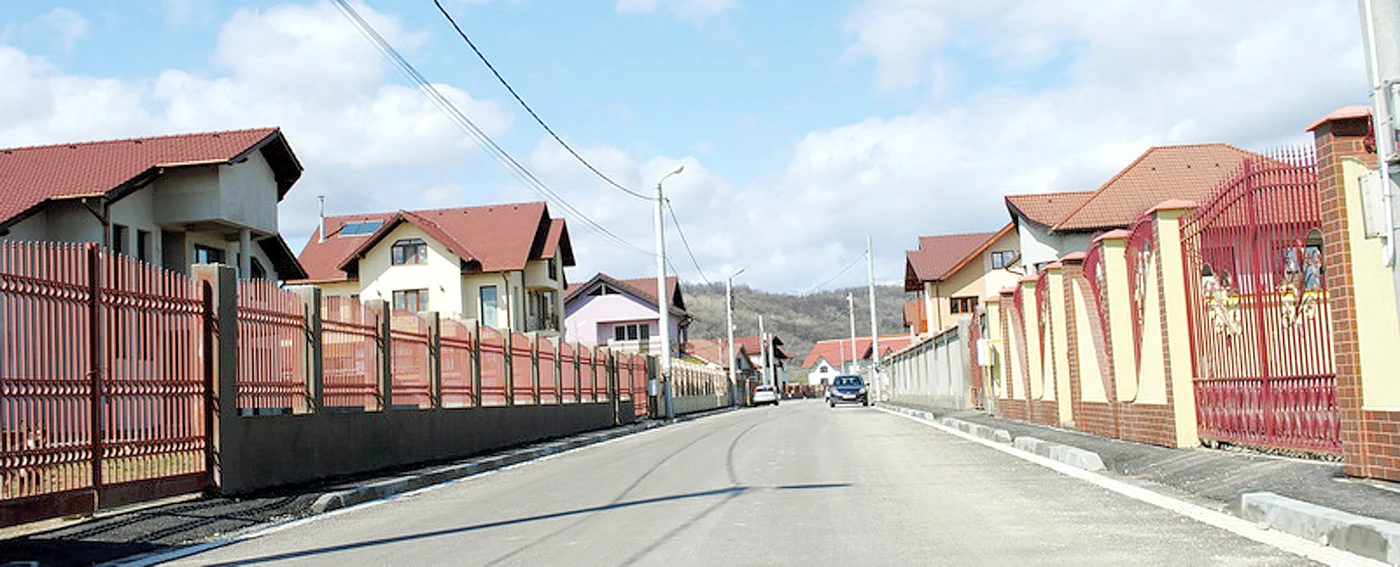 
    Cartierul Bicaz, unde stau cei mai mulţi dintre cei care au “uitat” să plătească apa. Directori, afacerişti şi şefi din Primăria Târgu-Jiu s-au branşat ilegal la reţea  